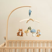 De houten muziekmobiel uit de forest friends-collectie van Little Dutch voegt magie en rust toe aan de kinderkamer. Met schattige elementen en een rustgevend deuntje is het perfect voor een kalme slaapomgeving. VanZus