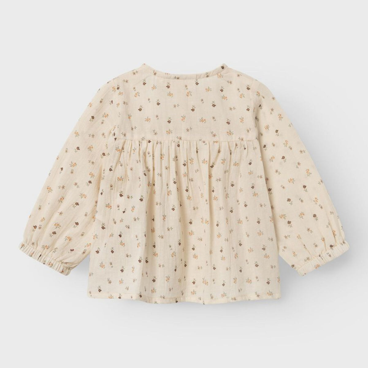 Een mooie blouse is altijd fijn om in huis te hebben! Zo ook deze noanna longsleeve blouse in de kleur birch van het merk Lil' Atelier. Deze mooie blouse met lange mouwen geeft je kind een klassieke look en is het perfecte nette item om zowel feestelijke als casual looks mee te maken! VanZus