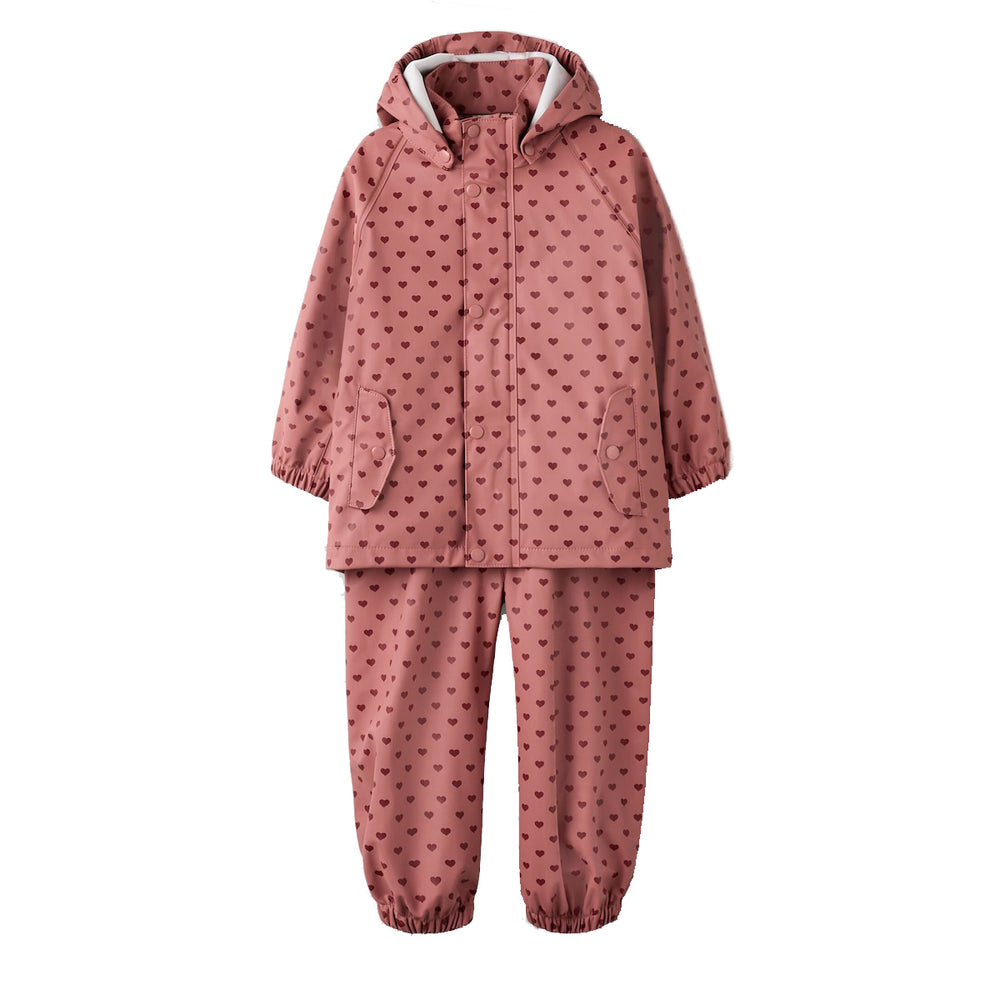 Je kleintje blijft lekker warm en droog met het dry10 regenpak in de kleur withered rose hearts van het merk Lil' Atelier. Dit functionele en duurzame regenpak is wind- en waterdicht, ideaal voor regenachtige dagen. VanZus