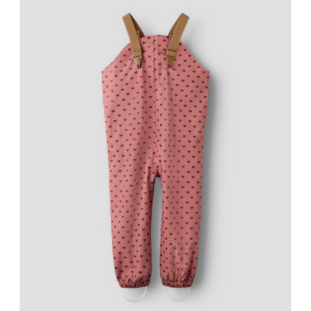 Je kleintje blijft lekker warm en droog met het dry10 regenpak in de kleur withered rose hearts van het merk Lil' Atelier. Dit functionele en duurzame regenpak is wind- en waterdicht, ideaal voor regenachtige dagen. VanZus
