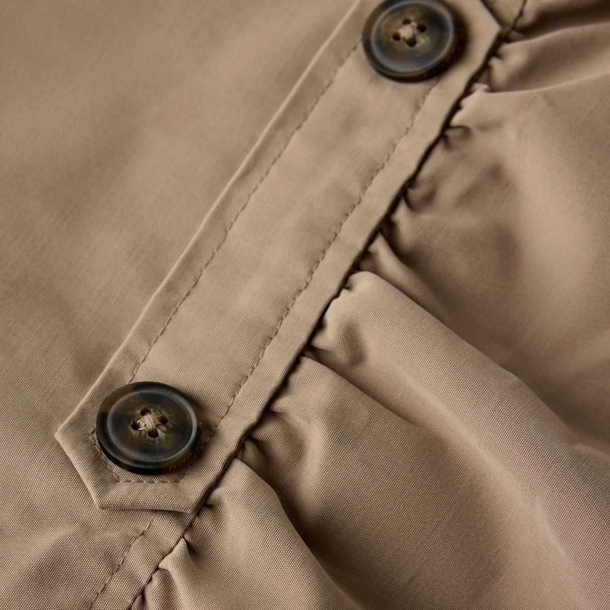 Ben je op zoek naar een stijlvolle en handige tussenjas voor jouw kleintje? Dan is de madelin jas in de kleur savannah tan van het merk Name It een must have! Deze prachtige jas met hip trenchcoat design is niet alleen handig als het toch wat frisser is buiten, maar is ook een echte show-stopper! VanZus