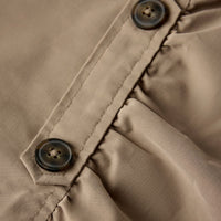 Ben je op zoek naar een stijlvolle en handige tussenjas voor jouw kleintje? Dan is de madelin jas in de kleur savannah tan van het merk Name It een must have! Deze prachtige jas met hip trenchcoat design is niet alleen handig als het toch wat frisser is buiten, maar is ook een echte show-stopper! VanZus