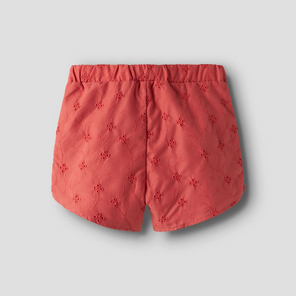 Maak de zomerse outfit van je kleintje helemaal af met dit leuke violeta short in de kleur spiced coral van het merk Name It. Deze heerlijke soepele en luchtige short is niet alleen heel comfortabel, maar ziet er ook heel leuk uit! VanZus