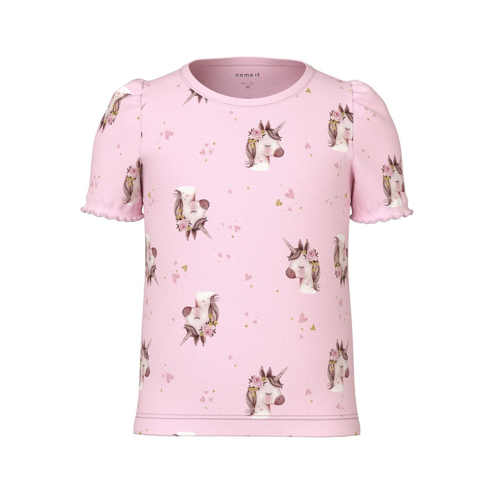 Dit lieve shirt is de ideale basis voor comfortabele en schattige outfits. Het jane shirt in de kleur ballerina van het merk Name It is gemaakt van 100% organisch katoen en voelt dan ook lekker zacht aan. VanZus