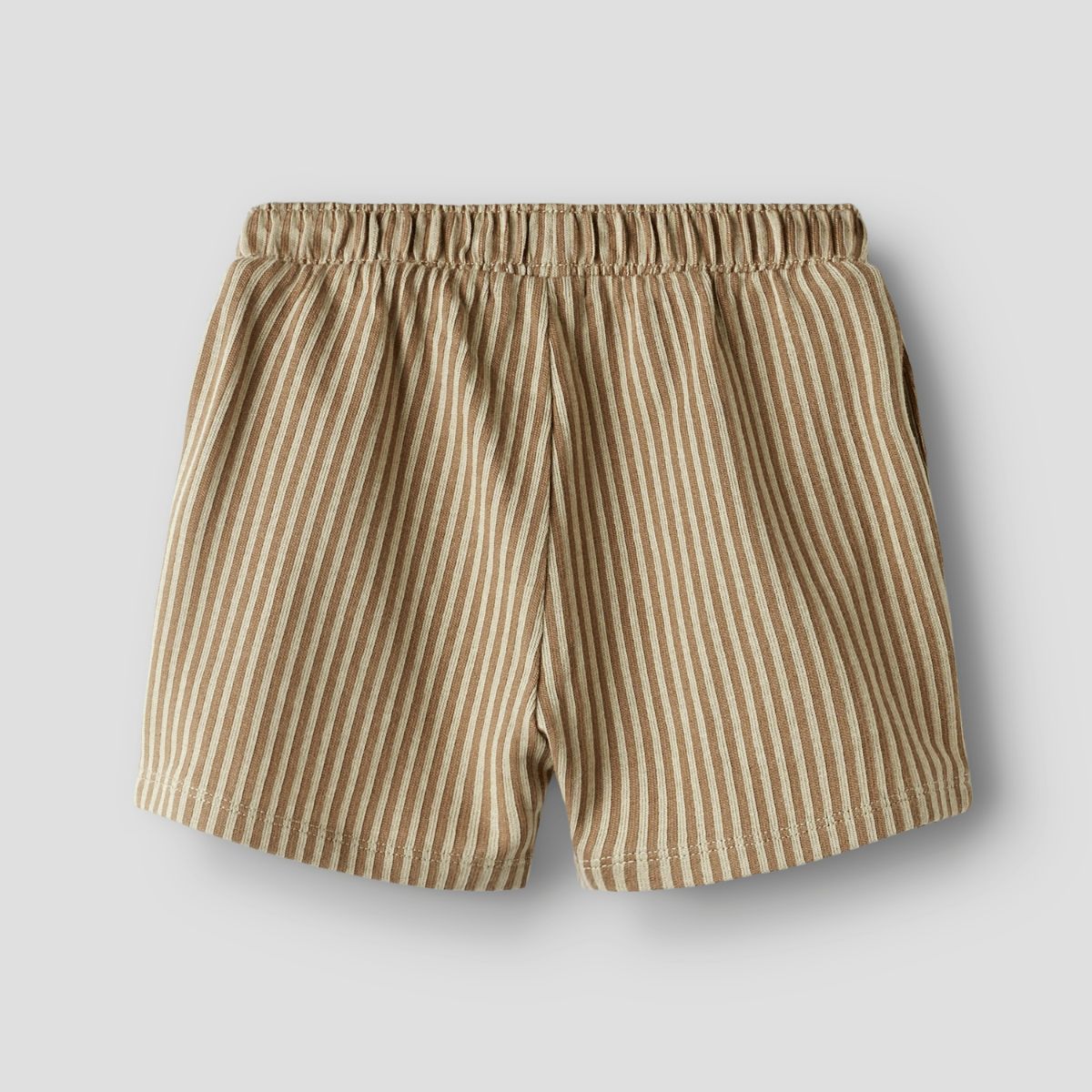 Creëer een relaxte en hippe look met deze haris regular short in de kleur irish cream van het merk Name It! Deze short is gemaakt van katoen en zit dan ook heel comfortabel en voelt zacht aan. De short heeft een mooie bruine kleur met beige streepjes en heeft een subtiele textuur. VanZus