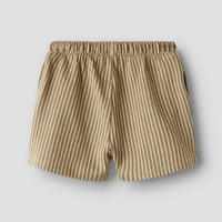 Creëer een relaxte en hippe look met deze haris regular short in de kleur irish cream van het merk Name It! Deze short is gemaakt van katoen en zit dan ook heel comfortabel en voelt zacht aan. De short heeft een mooie bruine kleur met beige streepjes en heeft een subtiele textuur. VanZus
