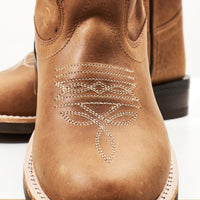 De Copenhagen Colors limited cowboylaarzen cognac dove cognac combineren stijl met stevigheid. Het bruine leer voelt soepel aan en vormt zich naar de voet. VanZus