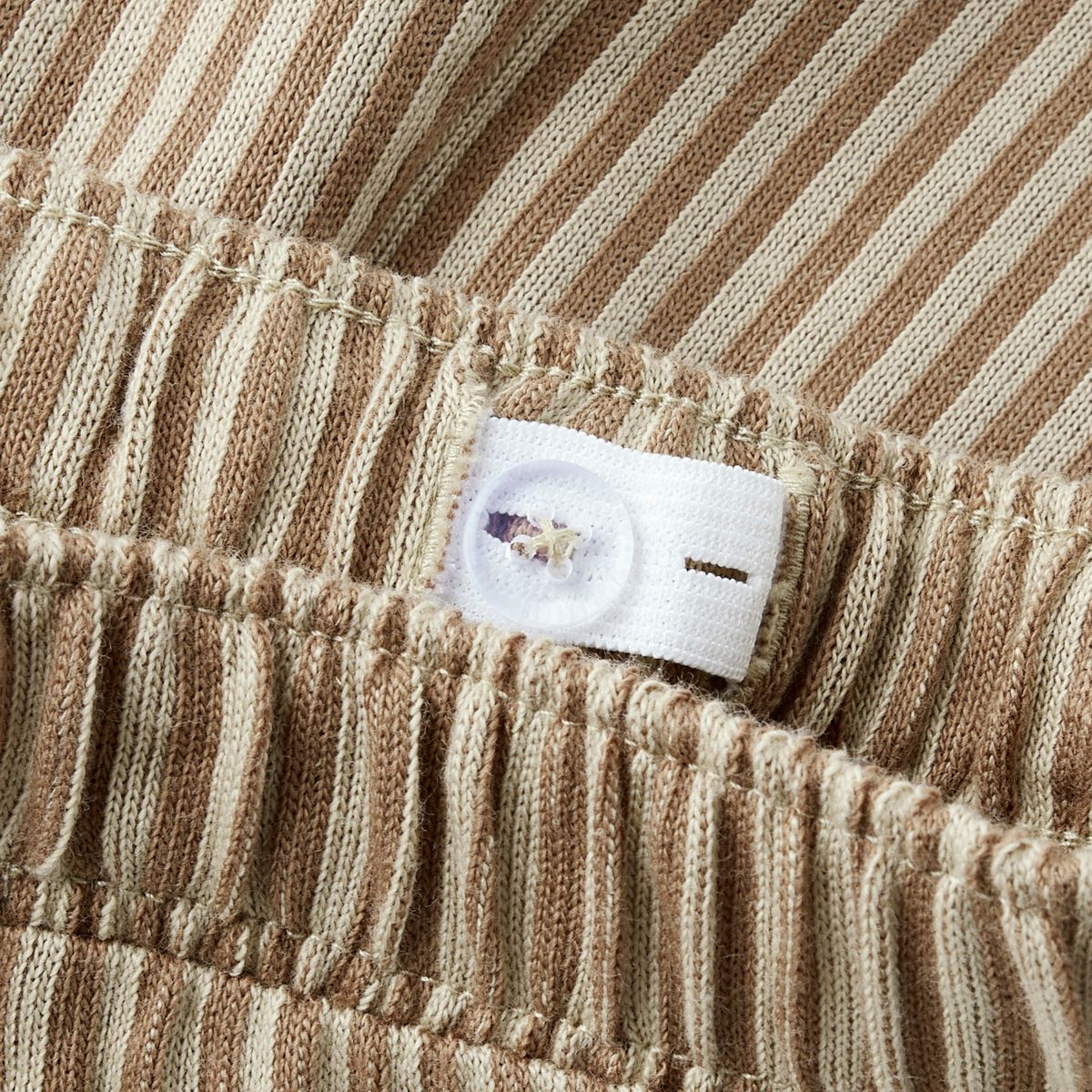 Creëer een relaxte en hippe look met deze haris regular short in de kleur irish cream van het merk Name It! Deze short is gemaakt van katoen en zit dan ook heel comfortabel en voelt zacht aan. De short heeft een mooie bruine kleur met beige streepjes en heeft een subtiele textuur. VanZus