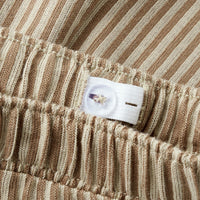 Creëer een relaxte en hippe look met deze haris regular short in de kleur irish cream van het merk Name It! Deze short is gemaakt van katoen en zit dan ook heel comfortabel en voelt zacht aan. De short heeft een mooie bruine kleur met beige streepjes en heeft een subtiele textuur. VanZus