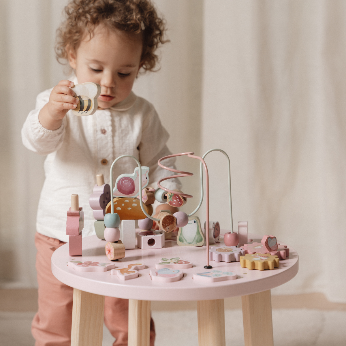 Ontdekken maar! De fairy garden activiteitentafel van het merk Little Dutch zit boordevol leuke spelletjes voor kleine ontdekkers. Ontwikkelen, spelen en plezier maken. VanZus