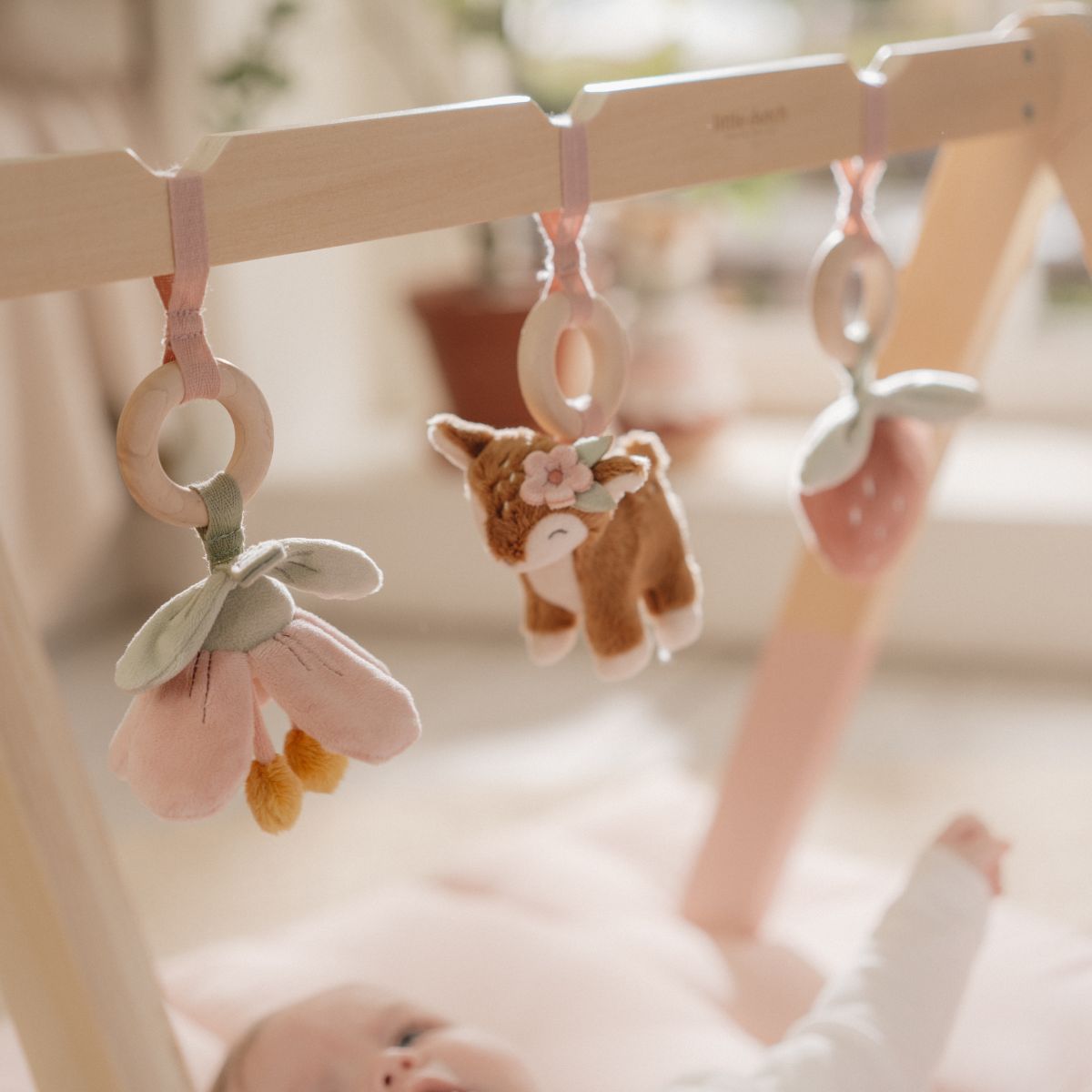 De Little Dutch babygym uit de fairy garden-collectie is kleurrijk en prikkelt de nieuwsgierigheid van je baby met schattige elfjes, rammelaars en knispergeluiden. Perfect als kraamcadeau! VanZus