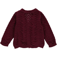 Luxe, romantisch en schattig: dat is de gebreide trui knit needle out fig. De paarse trui heeft een v-hals en 4 knoopjes. Kan als trui of vest gedragen worden. Ideaal voor een feestje of bruiloft. VanZus