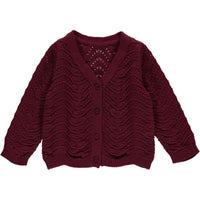 Luxe, romantisch en schattig: dat is de gebreide trui knit needle out fig. De paarse trui heeft een v-hals en 4 knoopjes. Kan als trui of vest gedragen worden. Ideaal voor een feestje of bruiloft. VanZus
