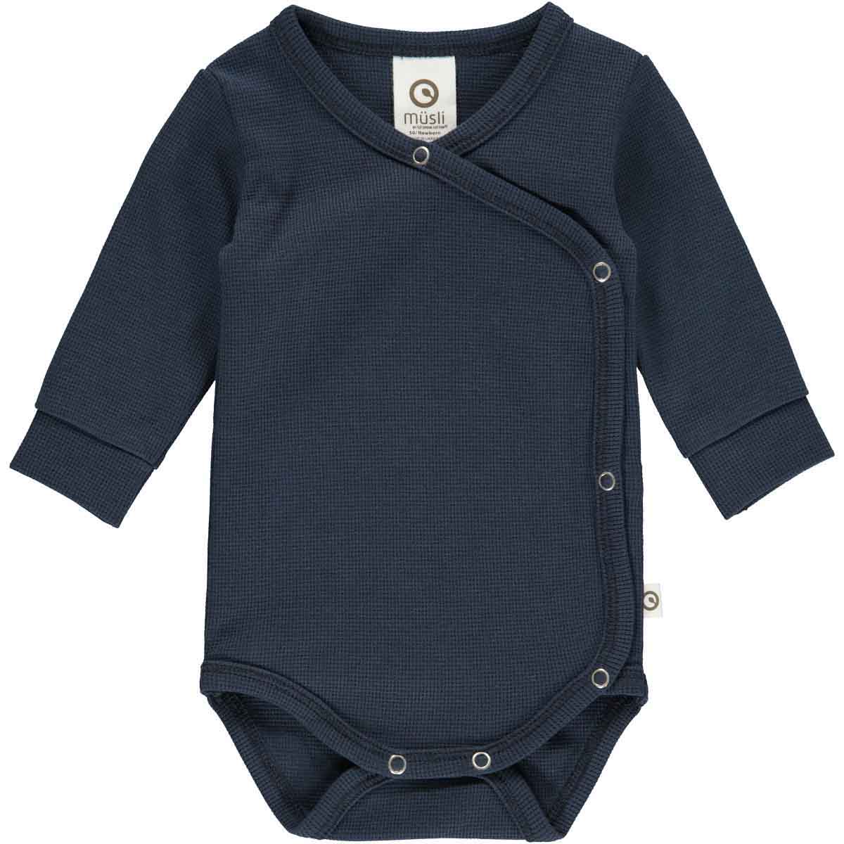 Een superschattige toevoeging aan de garderobe van jouw baby: mini me rompertje solid night blue van Müsli. Gemaakt van zachte bewerkte stof en verkrijgbaar in diverse maten. Leuk als kraamcadeautje! VanZus