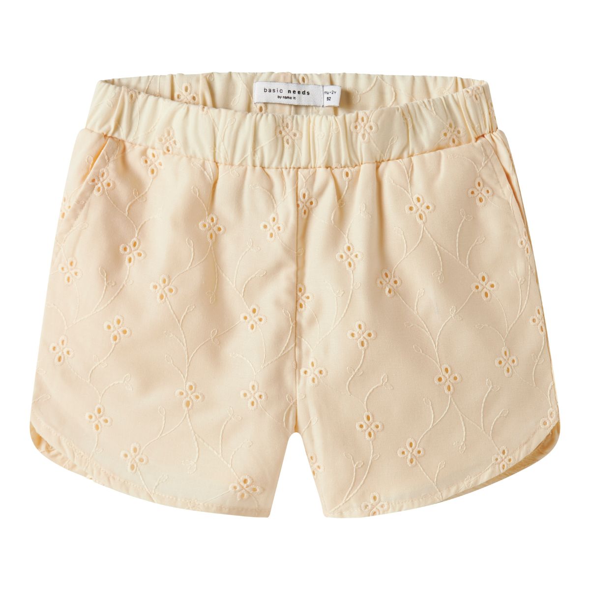 Maak de zomerse outfit van je kleintje helemaal af met dit leuke violeta short in de kleur buttercream van het merk Name It. Deze heerlijke soepele en luchtige short is niet alleen heel comfortabel, maar ziet er ook heel leuk uit! VanZus