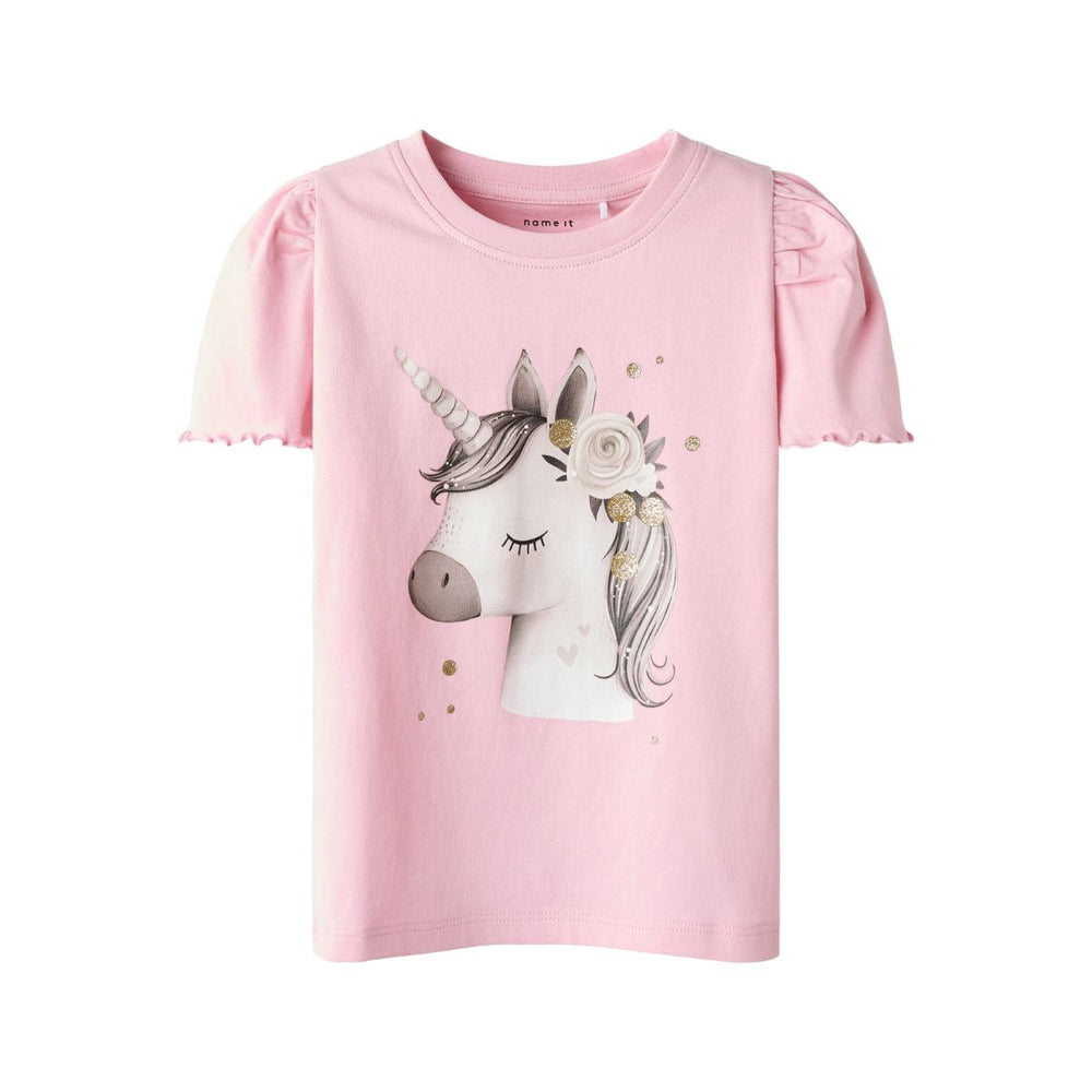 Dit lieve shirt is de ideale basis voor comfortabele en schattige outfits. Het jane shirt in de kleur cameo pink van het merk Name It is gemaakt van 100% organisch katoen en voelt dan ook lekker zacht aan. VanZus