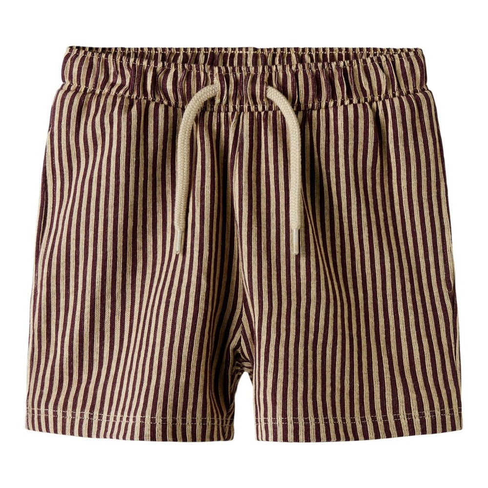 Creëer een relaxte en hippe look met deze haris regular short in de kleur windsor wine van het merk Name It! Deze short is gemaakt van katoen en zit dan ook heel comfortabel en voelt zacht aan. VanZus