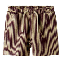 Creëer een relaxte en hippe look met deze haris regular short in de kleur windsor wine van het merk Name It! Deze short is gemaakt van katoen en zit dan ook heel comfortabel en voelt zacht aan. VanZus