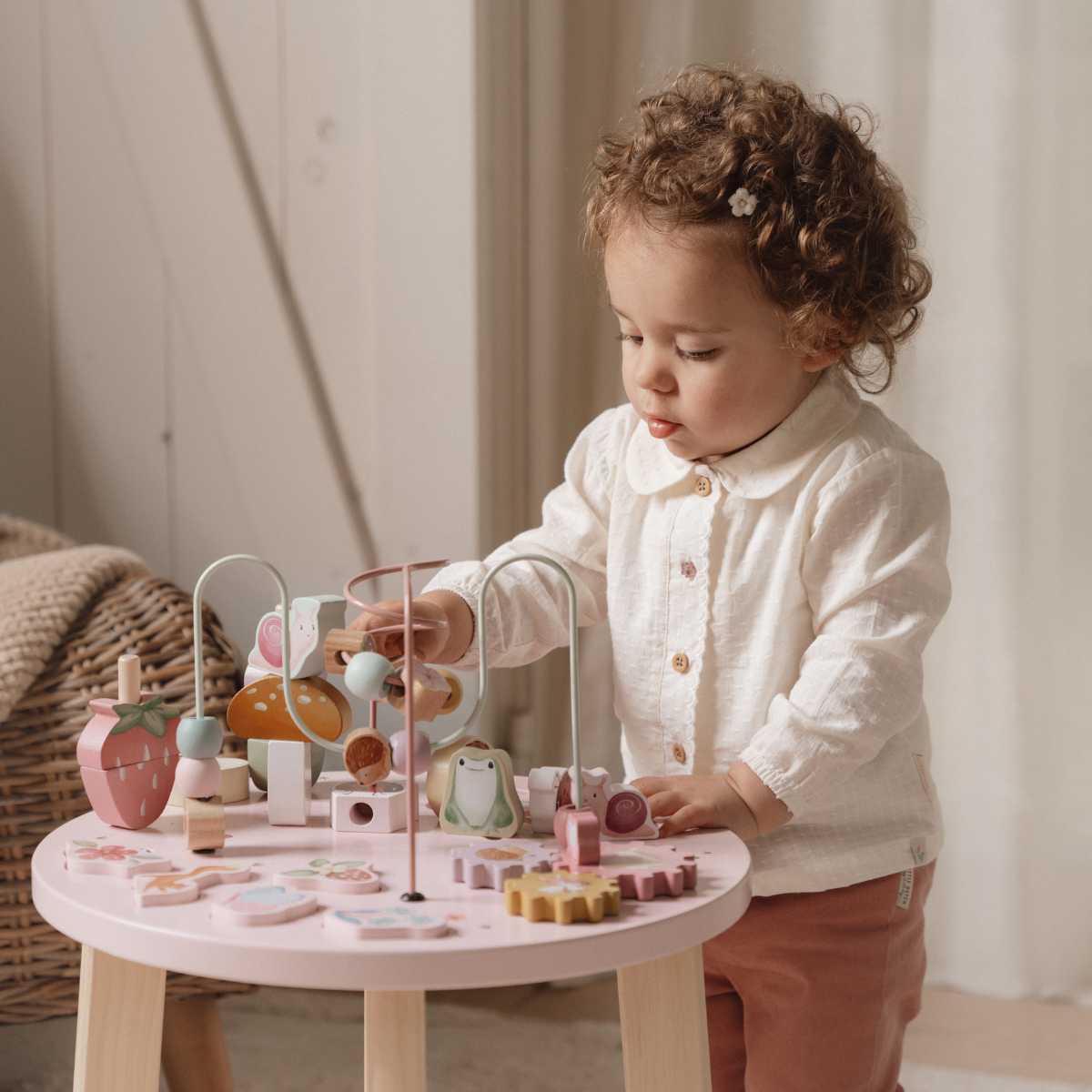 Ontdekken maar! De fairy garden activiteitentafel van het merk Little Dutch zit boordevol leuke spelletjes voor kleine ontdekkers. Ontwikkelen, spelen en plezier maken. VanZus