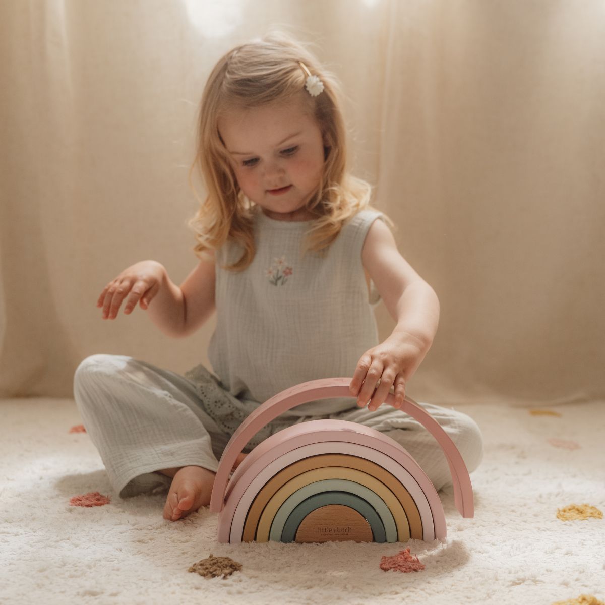 Ontdek de wereld van kleuren en vormen met de Little Dutch fairy garden regenboogstapelaar! Stapelen, balanceren en spelen. Met mooie illustraties. Geschikt vanaf 12 maanden. VanZus