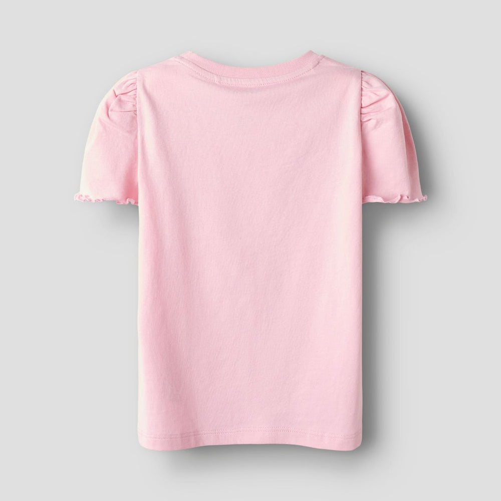 Dit lieve shirt is de ideale basis voor comfortabele en schattige outfits. Het jane shirt in de kleur cameo pink van het merk Name It is gemaakt van 100% organisch katoen en voelt dan ook lekker zacht aan. VanZus
