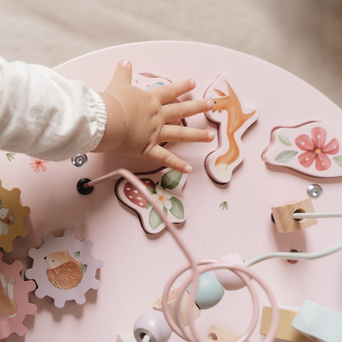 Ontdekken maar! De fairy garden activiteitentafel van het merk Little Dutch zit boordevol leuke spelletjes voor kleine ontdekkers. Ontwikkelen, spelen en plezier maken. VanZus