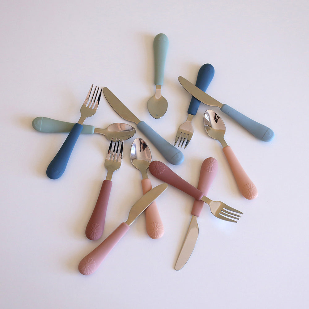 Eten doe je met de rainbow bestekset ocean mix van Cam Cam Copenhagen. Een vork, mes en lepel in de kleuren blauw en groen met een regenboog in het handvat. Speciaal voor kinderen met ergonomische siliconen handgrepen. VanZus
