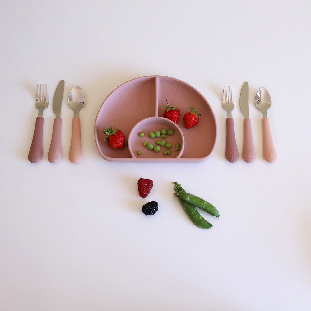 Eten doe je met de flower bestekset rose mix van Cam Cam Copenhagen. Een vork, mes en lepel in de kleuren roze met een bloem in het handvat. Speciaal voor kinderen met ergonomische siliconen handgrepen. VanZus