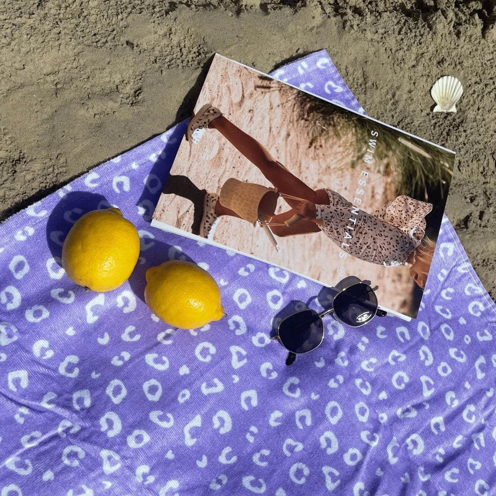 Het Swim Essentials strandlaken lila leopard 135 x 65 cm is onmisbaar in de tas wanneer je een dagje naar het strand of het zwembad gaat. VanZus