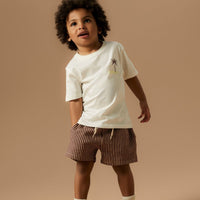 Creëer een relaxte en hippe look met deze haris regular short in de kleur windsor wine van het merk Name It! Deze short is gemaakt van katoen en zit dan ook heel comfortabel en voelt zacht aan. VanZus