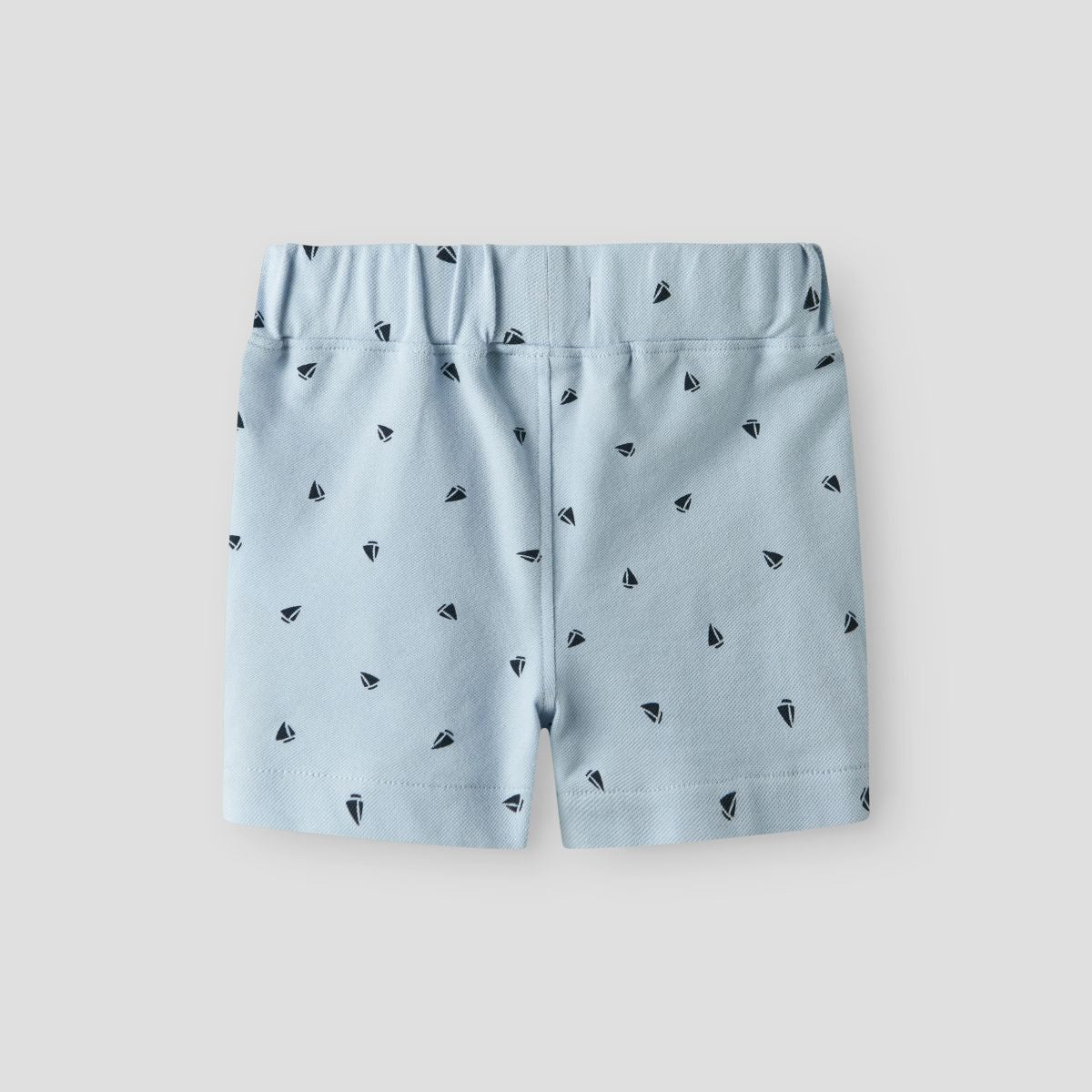 Als je op zoek bent naar een lekkere, zomerse short voor jouw kleintje, zoek dan niet verder! Met deze volo regular short in de kleur celestial blue boats van het merk Name It vang je twee vliegen in één klap! Deze shorts zijn namelijk niet alleen heel comfortabel, ze zien er ook heel leuk uit! VanZus
