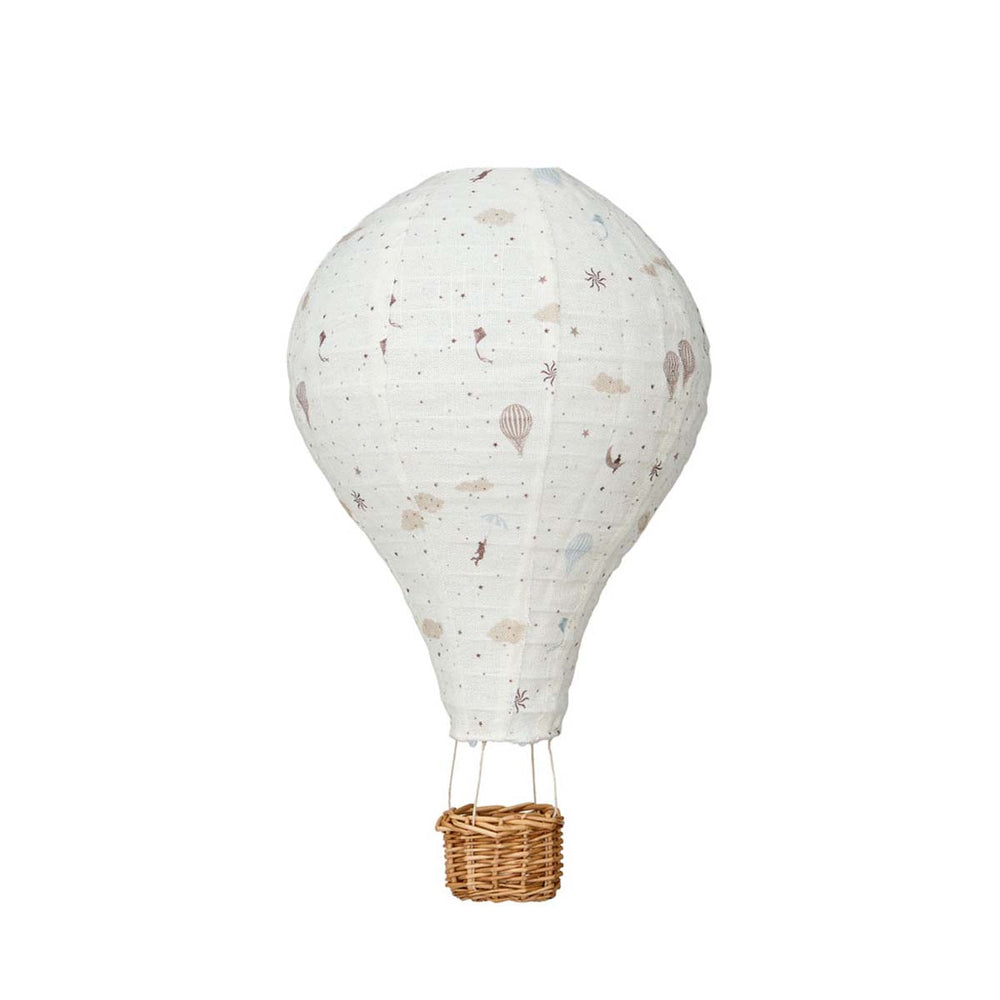 De Cam Cam Copenhagen luchtballon hanglamp dreamland, gemaakt van zacht katoen, creëert een magische sfeer in de kinderkamer met diffuus licht. Afmeting 60x25 cm. Met snoer (2m) en fitting. VanZus