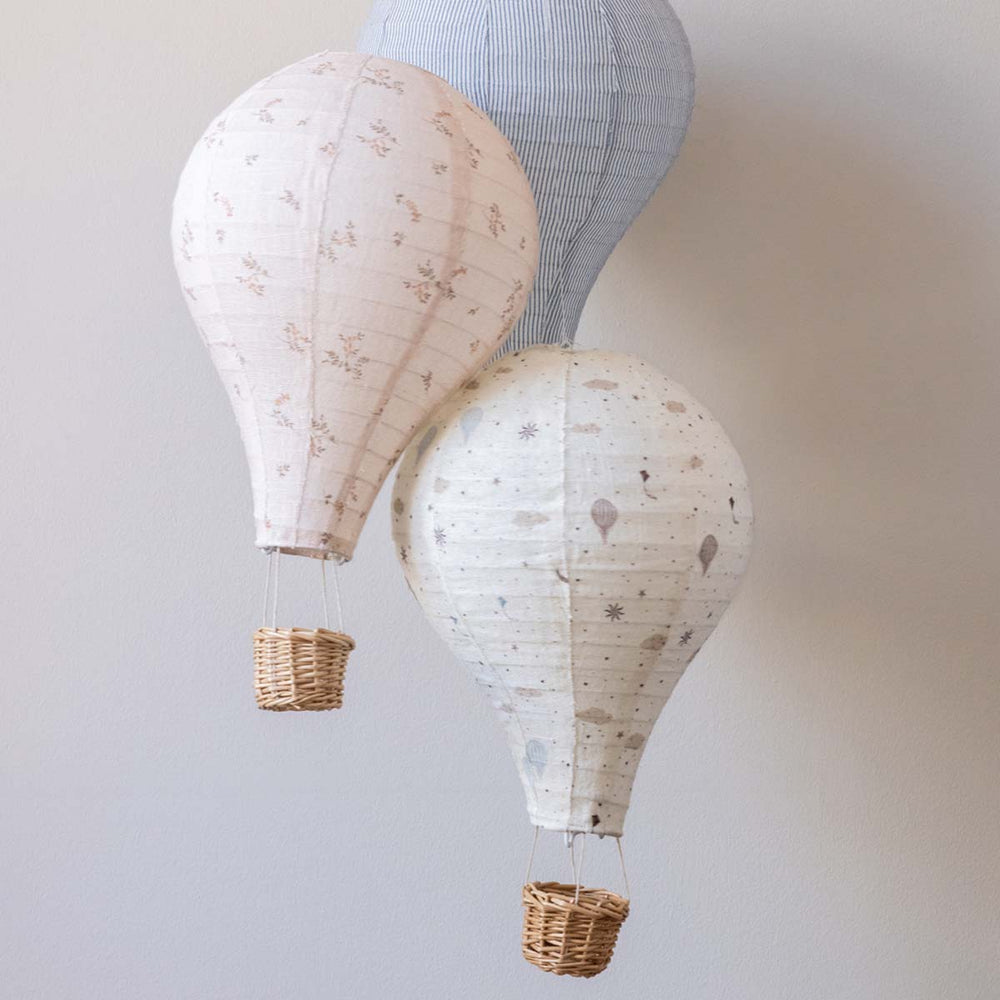 De Cam Cam Copenhagen luchtballon hanglamp Ashley, gemaakt van zacht katoen, creëert een magische sfeer in de kinderkamer met diffuus licht. Afmeting 60x25 cm. Met snoer (2m) en fitting. VanZus