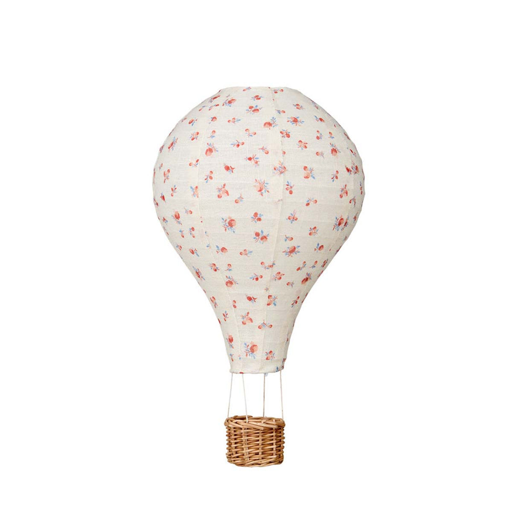 De Cam Cam Copenhagen luchtballon hanglamp berries, gemaakt van zacht katoen, creëert een magische sfeer in de kinderkamer met diffuus licht. Afmeting 60x25 cm. Met snoer (2m) en fitting. VanZus
