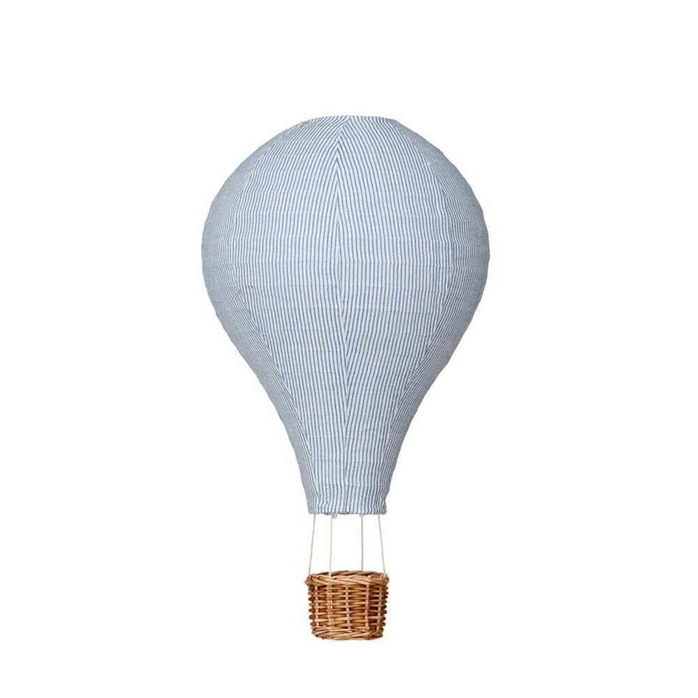 De Cam Cam Copenhagen luchtballon hanglamp classic stripes blue, gemaakt van zacht katoen, creëert een magische sfeer in de kinderkamer met diffuus licht. Afmeting 60x25 cm. Met snoer (2m) en fitting. VanZus