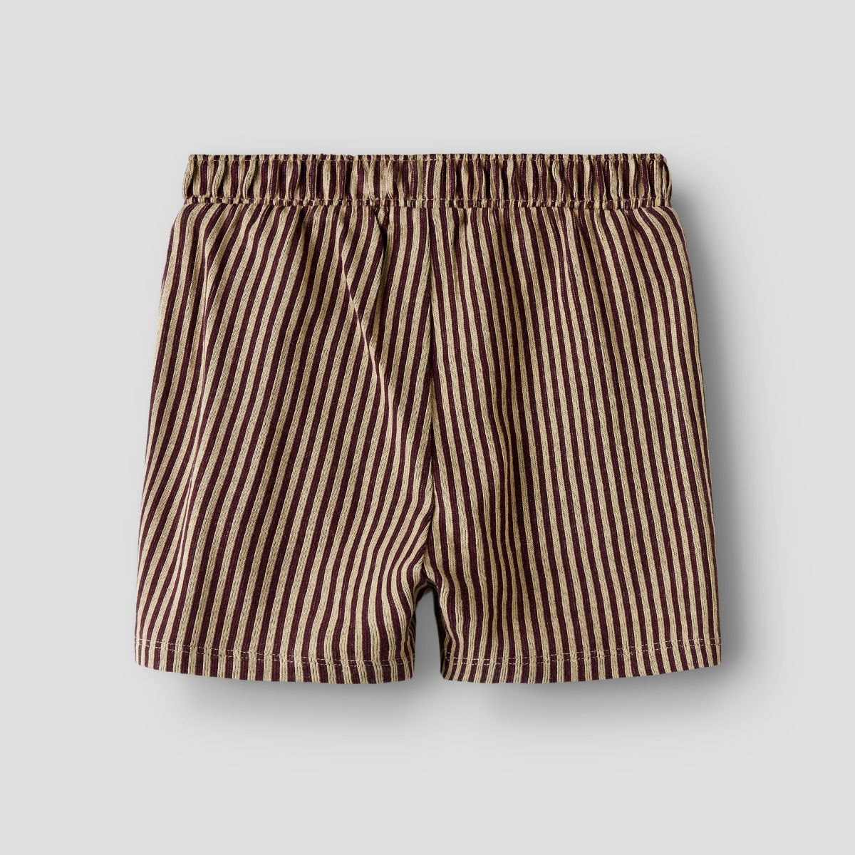 Creëer een relaxte en hippe look met deze haris regular short in de kleur windsor wine van het merk Name It! Deze short is gemaakt van katoen en zit dan ook heel comfortabel en voelt zacht aan. VanZus