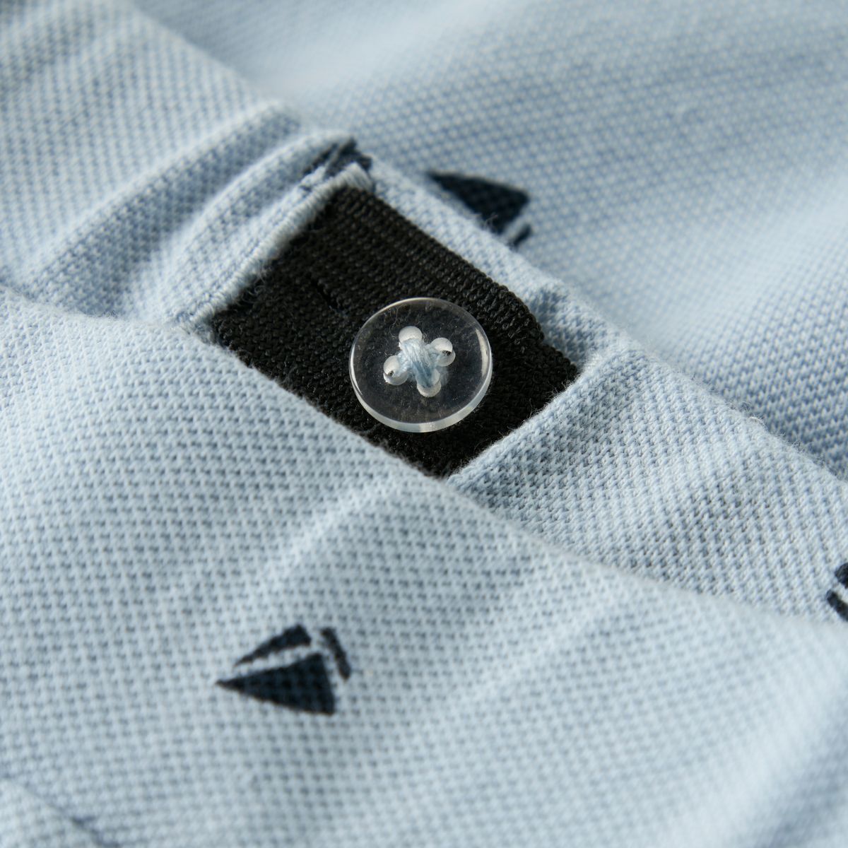 Als je op zoek bent naar een lekkere, zomerse short voor jouw kleintje, zoek dan niet verder! Met deze volo regular short in de kleur celestial blue boats van het merk Name It vang je twee vliegen in één klap! Deze shorts zijn namelijk niet alleen heel comfortabel, ze zien er ook heel leuk uit! VanZus