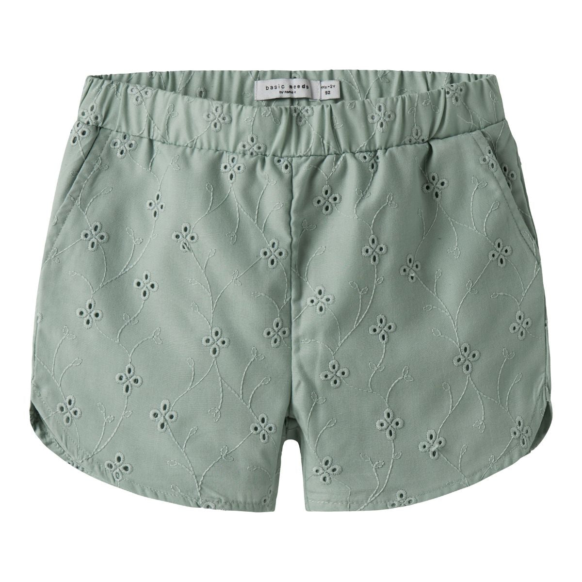 Maak de zomerse outfit van je kleintje helemaal af met dit leuke violeta short in de kleur aqua gray van het merk Name It. Deze heerlijke soepele en luchtige short is niet alleen heel comfortabel, maar ziet er ook heel leuk uit! VanZus