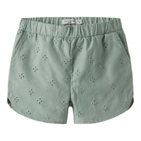Maak de zomerse outfit van je kleintje helemaal af met dit leuke violeta short in de kleur aqua gray van het merk Name It. Deze heerlijke soepele en luchtige short is niet alleen heel comfortabel, maar ziet er ook heel leuk uit! VanZus