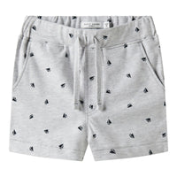 Als je op zoek bent naar een lekkere, zomerse short voor jouw kleintje, zoek dan niet verder! Met deze volo regular short in de kleur light grey melange boats van het merk Name It vang je twee vliegen in één klap! Deze shorts zijn namelijk niet alleen heel comfortabel, ze zien er ook heel leuk uit! VanZus
