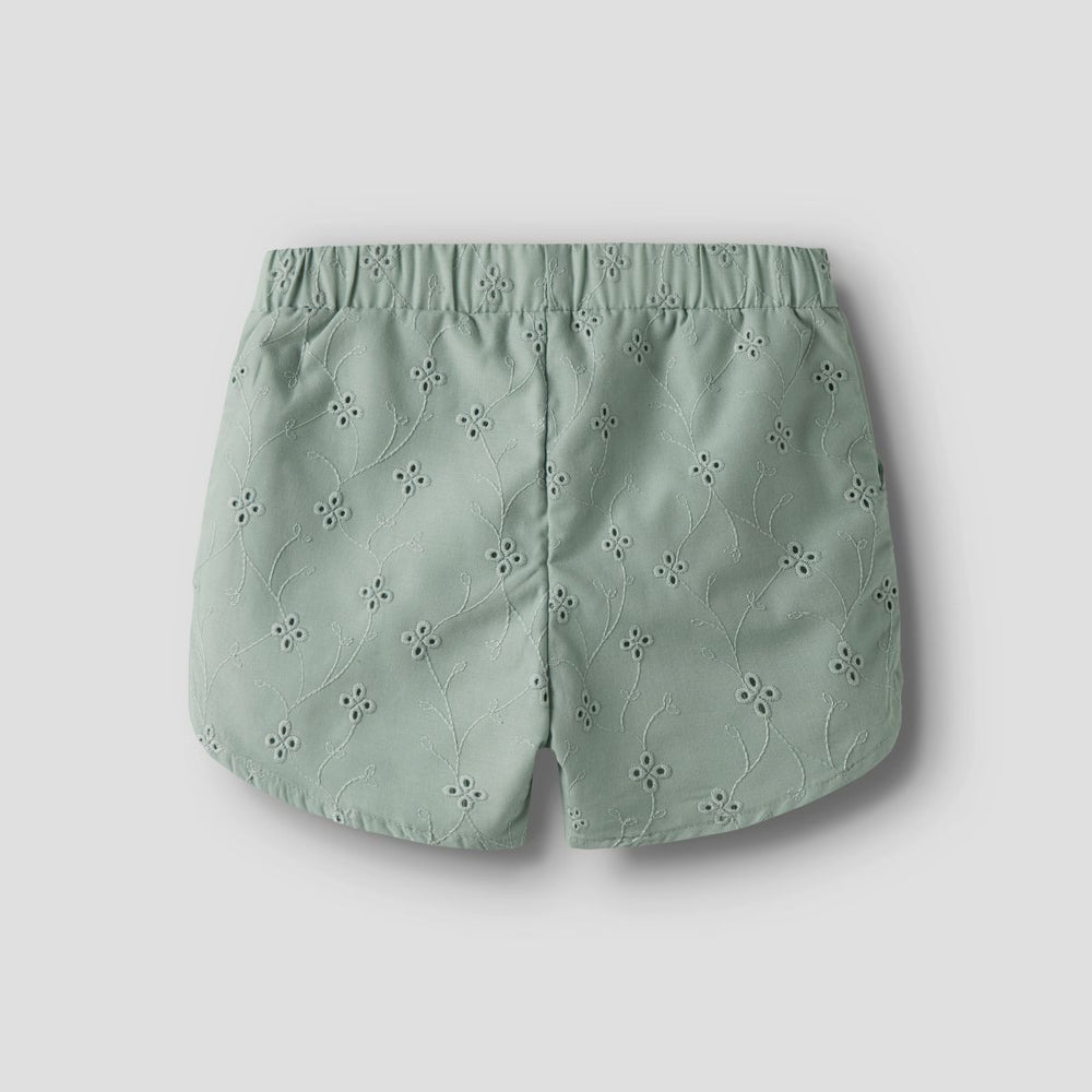 Maak de zomerse outfit van je kleintje helemaal af met dit leuke violeta short in de kleur aqua gray van het merk Name It. Deze heerlijke soepele en luchtige short is niet alleen heel comfortabel, maar ziet er ook heel leuk uit! VanZus