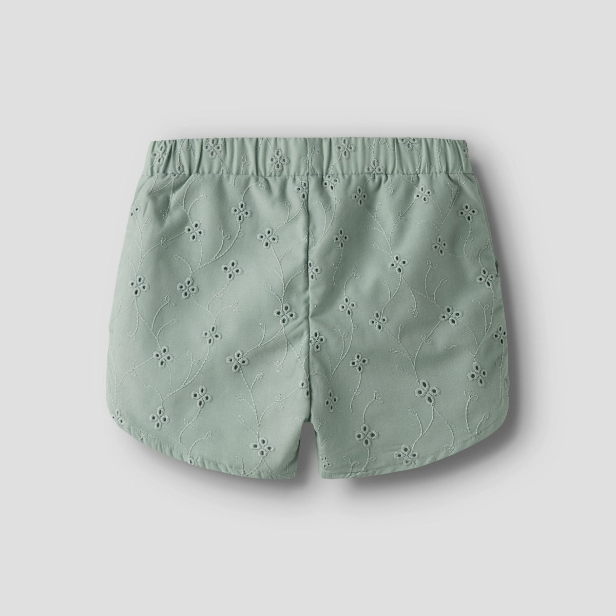 Maak de zomerse outfit van je kleintje helemaal af met dit leuke violeta short in de kleur aqua gray van het merk Name It. Deze heerlijke soepele en luchtige short is niet alleen heel comfortabel, maar ziet er ook heel leuk uit! VanZus