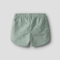 Maak de zomerse outfit van je kleintje helemaal af met dit leuke violeta short in de kleur aqua gray van het merk Name It. Deze heerlijke soepele en luchtige short is niet alleen heel comfortabel, maar ziet er ook heel leuk uit! VanZus