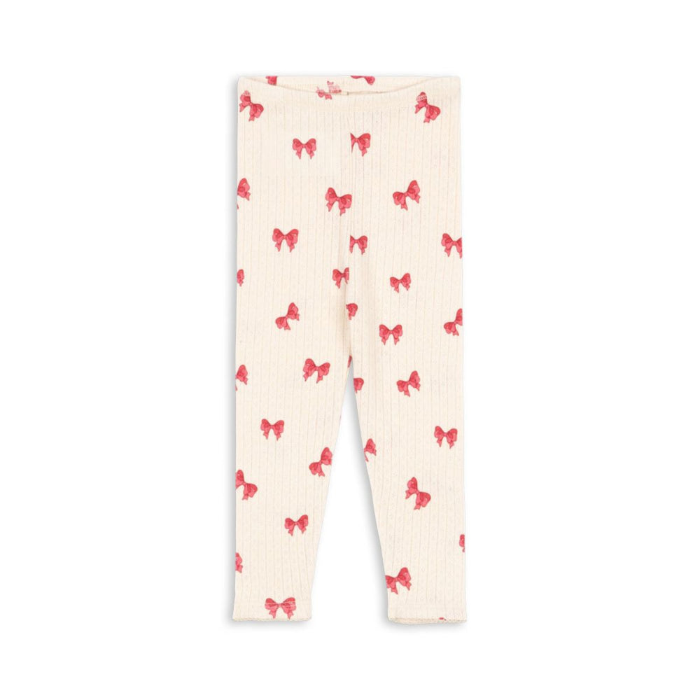 De Konges Slojd minnie broek rosia bow is een schattige en comfortabele broek voor je kleintje. Gemaakt van 100% biologisch katoen, is deze roze broek perfect voor de tere babyhuid. Met een print van roze strikjes en een schattig pointelle design, is deze broek een echte eyecatcher! VanZus