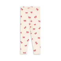 De Konges Slojd minnie broek rosia bow is een schattige en comfortabele broek voor je kleintje. Gemaakt van 100% biologisch katoen, is deze roze broek perfect voor de tere babyhuid. Met een print van roze strikjes en een schattig pointelle design, is deze broek een echte eyecatcher! VanZus