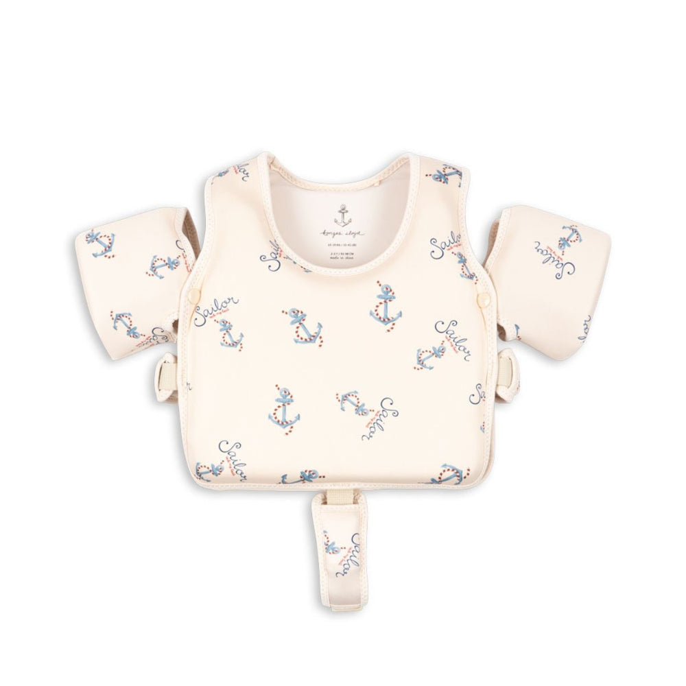Het hollis zwemvest met bandjes in de variant rock my boat van het Deense merk Konges Slojd is een prachtig en veilig zwemvest voor kinderen van 1 tot 6 jaar. Dit zwemvestje in een mooie zandkleur en een leuke nautische print biedt optimale ondersteuning en comfort tijdens het zwemmen. VanZus