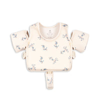 Het hollis zwemvest met bandjes in de variant rock my boat van het Deense merk Konges Slojd is een prachtig en veilig zwemvest voor kinderen van 1 tot 6 jaar. Dit zwemvestje in een mooie zandkleur en een leuke nautische print biedt optimale ondersteuning en comfort tijdens het zwemmen. VanZus