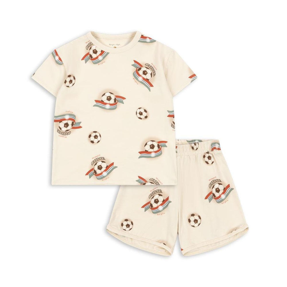 Het basic setje in de variant kick it van het Deense merk Konges Slojd is een schattige en comfortabele outfit voor jouw kleintje. Dit setje in een neutrale witte kleur is perfect voor zowel speelse dagen als rustige nachten. VanZus