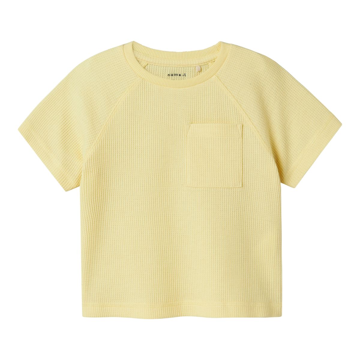 Dit lieve shirt is de ideale basis voor comfortabele en schattige outfits. Het jago shirt in de kleur lemon meringue van het merk Name It is gemaakt van 100% organisch katoen en voelt dan ook lekker zacht aan. VanZus