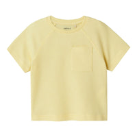 Dit lieve shirt is de ideale basis voor comfortabele en schattige outfits. Het jago shirt in de kleur lemon meringue van het merk Name It is gemaakt van 100% organisch katoen en voelt dan ook lekker zacht aan. VanZus